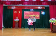 Đ/c Mông Thị Lan - Bí thư Chi bộ 3 trao Quyết định kết nạp Đảng viên cho đ/c Hoàng Thị Ly Ly