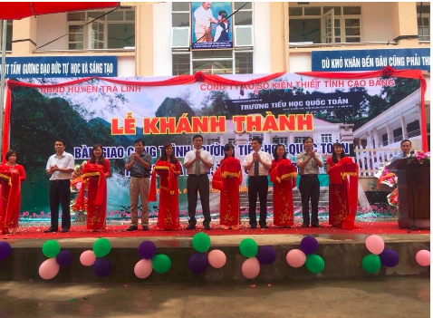 Ông Nguyễn Xuân Hiền Chủ tịch kiêm Giám đốc Công ty TNHH MTV XSKT Cao Bằng (thứ 2 từ trái sang phải) cùng đại biểu các cơ quan, chính quyền địa phương cắt băng   khánh thành công trình trường Tiểu học Quốc Toản (Trà Lĩnh)