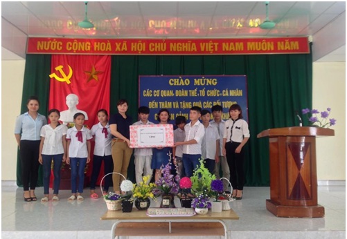 Bà Mông Thị Lan – Phó Giám đốc Công ty TNNH MTV Xổ số kiến thiết Cao Bằng tặng quà cho các em học sinh Trung tâm Bảo trợ xã Hội tỉnh Cao Bằng nhân dịp Tết Trung thu 2015